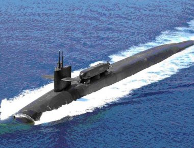 Το επιθετικό υποβρύχιο USS Michigan με πύραυλους tomahawk πλέει μαζί με το USS Carl Vinson